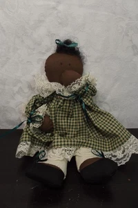 "Muñeca bolsa de frijoles arte popular afroamericano hecha a mano de 12"" - vestido de guinga verde, encaje" - Imagen 1 de 4