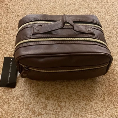 NUEVO CON ETIQUETAS Adrienne Vittadini Bolsa de aseo de viaje para hombre + 2 botellas de artículos de tocador Foto 1 de 4