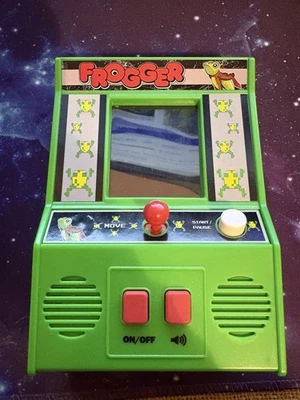 Frogger Konami 手持迷你街机游戏 — 第 1/4 张图片