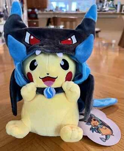 Pokemon Center 2018 - Mega Charizard X Cape Pikachu Poke Plush (New w/ Tags) D6 - Picture 1 of 6