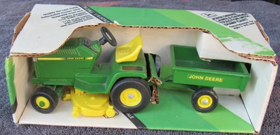 Vintage ERTL John Deere Lawn & Garden Tractor w/ Dump Cart 1 / 16 scale in box - Image 1 of 4