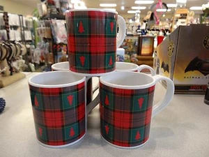 vintage set of 5 ZAK CHRISTMAS TREE DESIGN TARTAN PLAID LG COFFEE MUGS - Picture 1 of 4