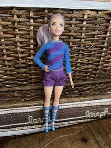 Barbie bambola fashionista anni 2020 con capelli blu, pantaloncini blu viola, camicia - Foto 1 di 2