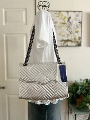 Bolso de hombro acolchado de cuero plateado Rebecca Minkoff bandolera correa de cadena Foto 1 de 4