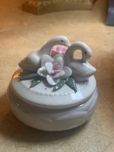 Runde Porzellan Schmuckschatulle mit Schwänen & Blumen auf Deckel - Bild 1 von 10