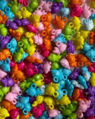 70 piezas Dijes Acrílicos MEZCLADOS EN Forma de PECES (manualidades para niños, juguetes para pájaros, planeador de azúcar)  Foto 1 de 2