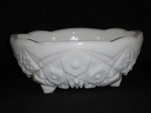 Beautiful 3 Toed White Milkglass bowl - Picture 1 of 4