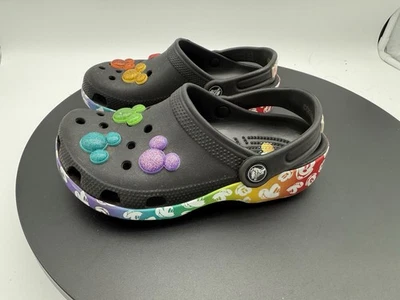 Zueco para niños Crocs Disney Mickey Mouse talla 2 celebración arco iris, ¡muy bonito! Foto 1 de 4