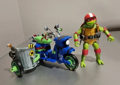 2023 Teenage Mutant Ninja Turtles Mutant Mayhem Battle Cycle 4.5" Raphael Figure - Image 1 of 4