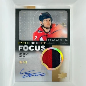 Patch Auto 2023-24 Upper Deck PREMIER Oro VINCENT IORIO RC /49 3 COLORI - Foto 1 di 2