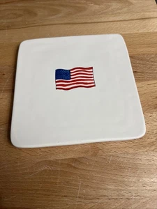 )#981). Plato de queso caliente de cerámica blanca bandera americana Rae Dunn 4 de julio - Imagen 1 de 2