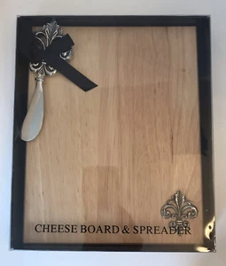 Formaggio in legno 7”x9” nuovo con scatola con accento Fleur de Lis in metallo e spargitore con manico - Foto 1 di 4