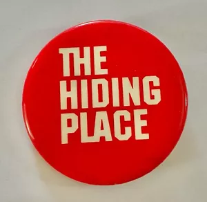 Vintage 1975 THE HIDDE PLACE Film Pinback Button 2-1/4" Durchmesser - Bild 1 von 2