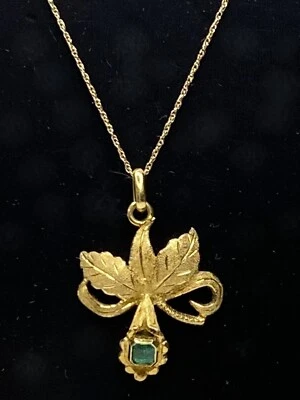 Precioso colgante vintage de oro amarillo de 14k y flor de iris esmeralda en cadena de 19" 3,9 g Foto 1 de 3