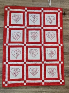 Trapunta da parete vintage 2003 Redwork ricamata mese nascita fiore 31" x 40" - Foto 1 di 7