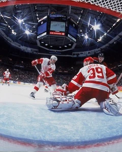 Foto de hockey vintage de la NHL Dominik Hasek Net Cam Save Detroit Red Wings 8x10 - Imagen 1 de 1