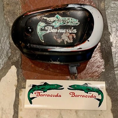 Benelli / Motobi Barracuda 250 Sprite 125 200 Caja de herramientas / Cubierta lateral con juego de calcomanías Foto 1 de 4