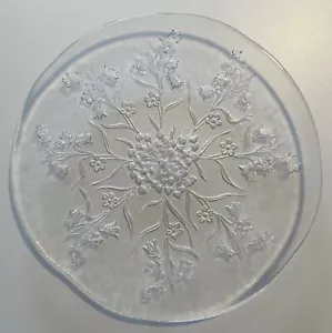 "Plato de vidrio prensado vintage con flores esmeriladas y en relieve de 13""" - Imagen 1 de 10