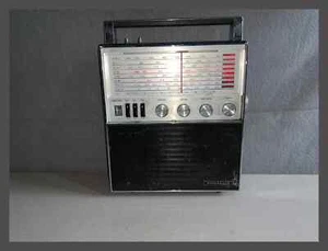 VINTAGE AIR CASTLE 162F51H 8 BAND 19 TRANSISTOR SOLID STATE RADIO AM/FM RETRO - Picture 1 of 9