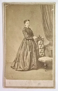 Antikes CDV Foto junges hübsches viktorianisches Mädchen Kleid Mode Ferguson Ont Canada  - Bild 1 von 3