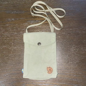 Borsa a tracolla tascabile Fjallraven 24221 tasca verde chiaro tracolla laterale - Foto 1 di 3