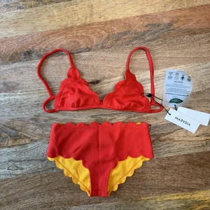 Marysia Bikini Swimsuit Girls Sz 4 Red Yellow Reversible Scallop Eco Swimclean - Picture 1 of 21
