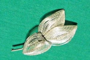 wired leaf Brooch pin - Picture 1 of 2