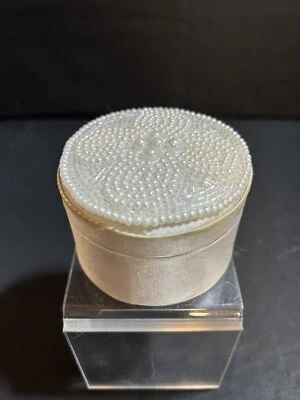 CAJA: Caja de regalo con cuentas de satén blanco imitación perlas blancas cuentas 2 3/4" de diámetro x 2" de alto Foto 1 de 4