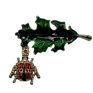 Broche hoja LADYBUG prendedor esmalte verde insecto encanto tono dorado bisutería - Imagen 1 de 6
