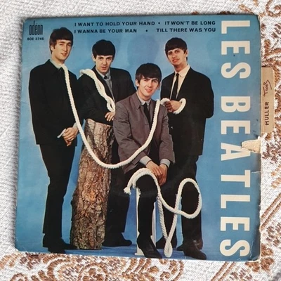 45 tours THE BEATLES - I want to  hold your hand( BIEM) avec Languette - Photo 1/4