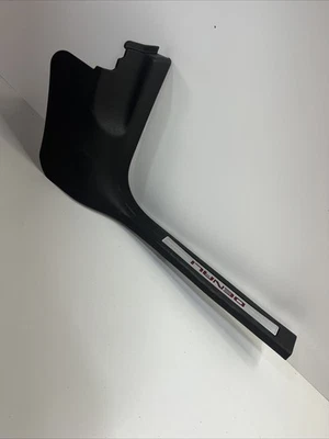 ПОТЕРТОСТИ ПОДОКОННИКА ПЕРЕДНЕЙ ПАССАЖИРСКОЙ ДВЕРИ подходят для GMC ACADIA 2010–2017 годов выпуска от оригинального производителя - Изображение 1 из 4