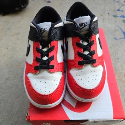 Nike Dunk Low NBA 75º Aniversário Vermelho Preto Criança Tamanho 10c DC9562-100 Usado  - Imagem 1 de 4