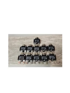 11 PIECES NEW TYCO W57-XB7A4A10-10 10A 250V Resettable Circuit Breaker - Picture 1 of 3