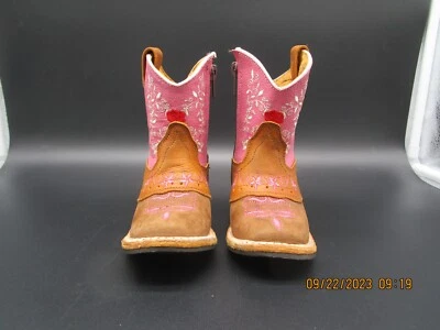 Adorables Botas Bebé Color Marrón y Rosa con Bordados Blanco y Rosa. Foto 1 de 4