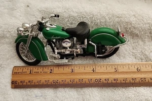 Vintage Maisto- 1948 Indian Chief Diecast Motorcycle 1:18 Scale Green - Picture 1 of 13