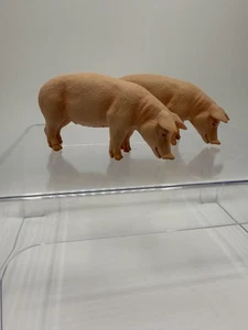 Set Of Two MOJO Adult PigsFeeding Farm Animal Model Toy Figure 2010 - Picture 1 of 7