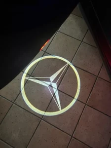 2 LUCI LED PROIETTORI SOTTO PORTA PER MERCEDES CLASSE A B E M ML C GL GLE GLS - Foto 1 di 5
