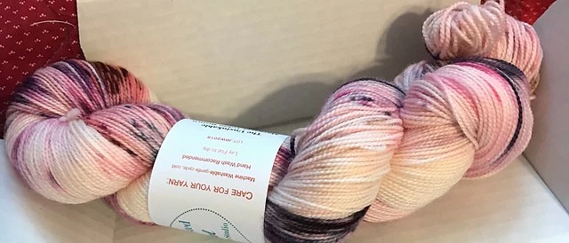 Calcetín de 2 capas Twisted Owl Fiber Studio "The Unsumergible Margaret Tobin Brown" 80/20 Foto 1 de 2