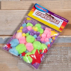 Crafty Bitz 70 flauschige Pastell Bommeln verschiedene Farben und Größen Kugeln Kunsthandwerk - Bild 1 von 3