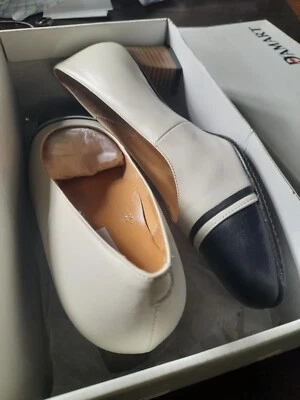 chaussures femme DAMART, neuves, taille 39, beige et noire - Photo 1/4