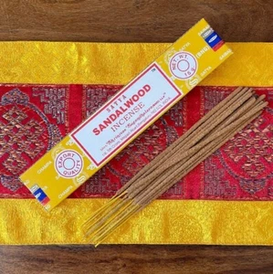 Sandelholz Räucherstäbchen von Satya (15gm Packung) - Bild 1 von 1