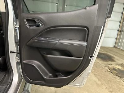 Panel de moldura interior de puerta trasera derecha usado se adapta a: 2016 GMC Canyon Grado A Foto 1 de 4