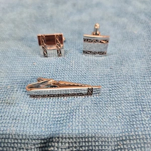 Juego de clips de corbata de gemelos vintage tono plata diseño de desplazamiento grabado - Imagen 1 de 10