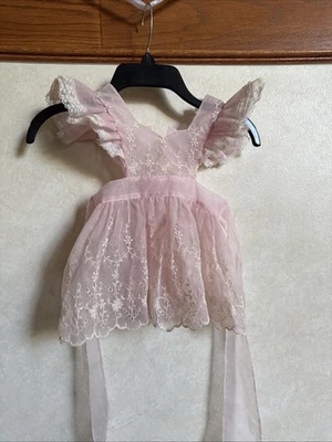 Delantal de encaje con ojales de nailon rosa de colección años 70 18 m mangas aleteadas Foto 1 de 4