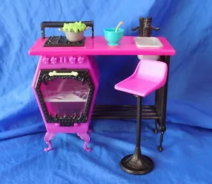 Estufa Monster High Home Ick con accesorios de taburete Monster High School Mattel 2013 - Imagen 1 de 7