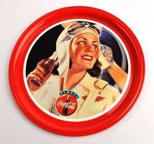 Hermoso Metal Chapa 10,5 CM Base Coaster Coke Piloto Mujer Rojo - Bild 1 von 4