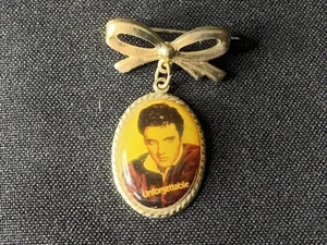 Elvis Presley "Unvergesslich" Foto Pin/Brosche mit Schleifenakzent - The King - Bild 1 von 5