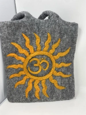Bolso OHM de lana de fieltro hecho a mano. Foto 1 de 4