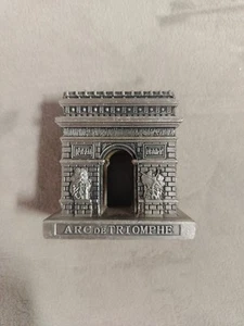Paris Arc de Triomphe Messing Briefbeschwerer Dekor Figur 2 Zoll Vintage Frankreich - Bild 1 von 4
