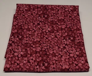 Baumwollstoff 1/2 Yard x 45" MAUVE BURGUNDERROT MITTELGRÖSSE GEBLÜMT - Bild 1 von 2